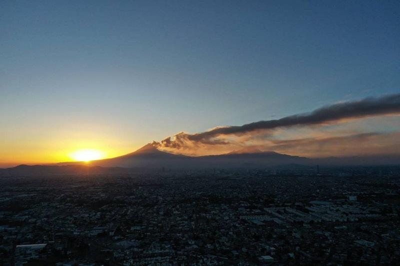 Ceniza del volcán Popocatépetl tapiza a 11 municipios de Puebla