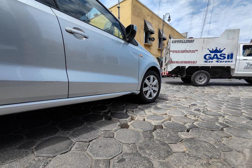 VIDEO Se desprende adoquín de la calle 4 Sur y 9 Oriente