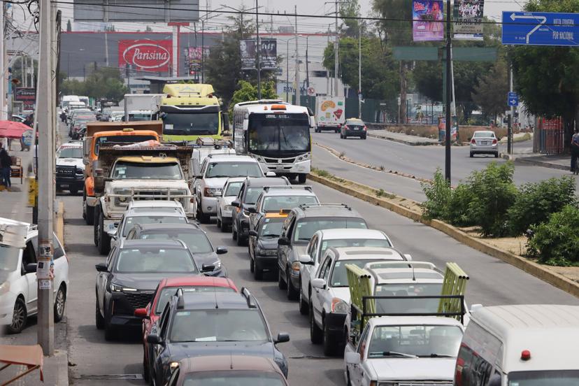 VIDEO Caos vial en la 11 Sur, a la altura de San Bartolo y Agua Santa