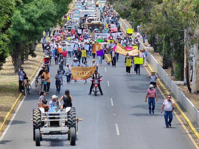 VIDEO Colectivos y vecinos de la zona de Calpan cierran la Recta Cholula