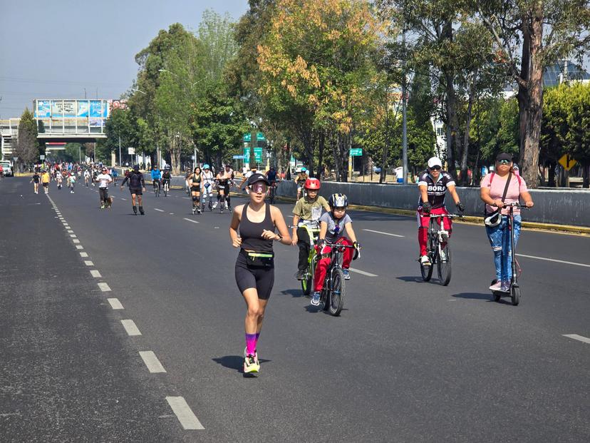 Familias disfrutan de la Vía Recreativa Metropolitana