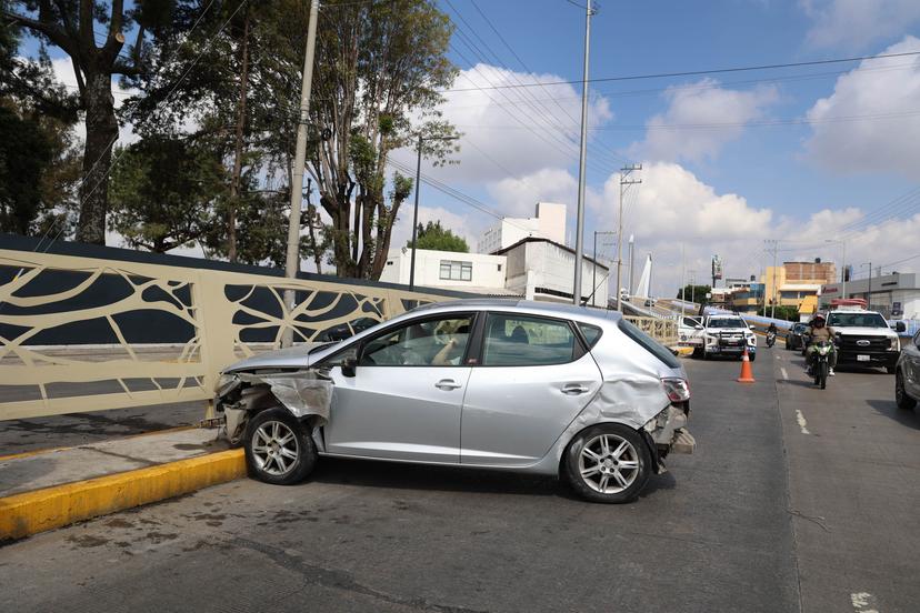 VIDEO Mujer se impacta contra reja del puente de la 31 Poniente