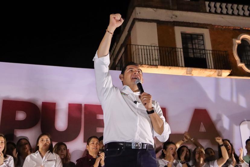 Desde el Zócalo, Armenta celebra su triunfo por la gubernatura de Puebla