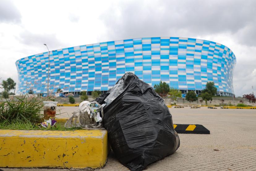 Solitario y con bolsas de basura, así luce el estacionamiento del Estadio Cuauhtémoc