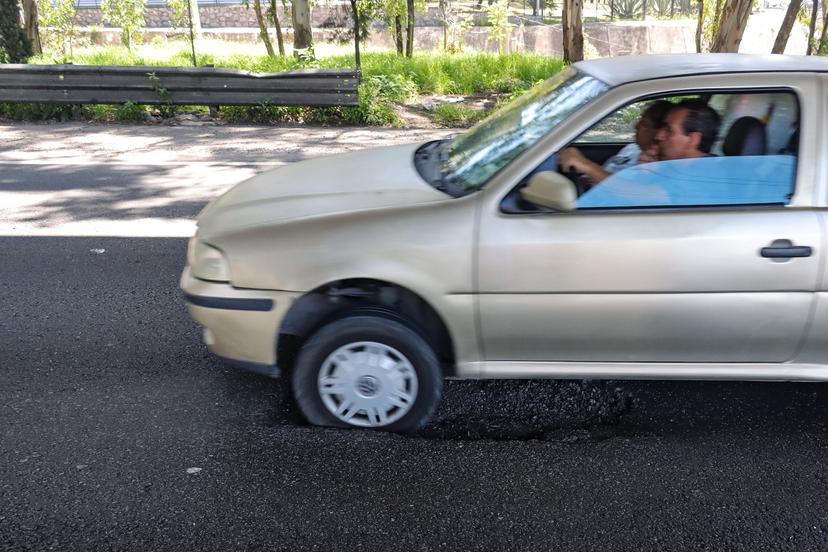 VIDEO Aguas, bache sobre la autopista México-Puebla