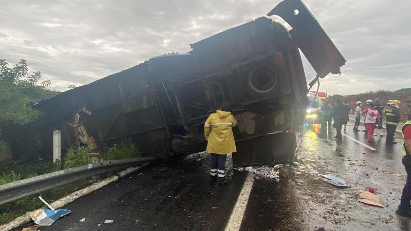 Siguen hospitalizados 7 pasajeros de autobús volcado en la Puebla-Atlixco