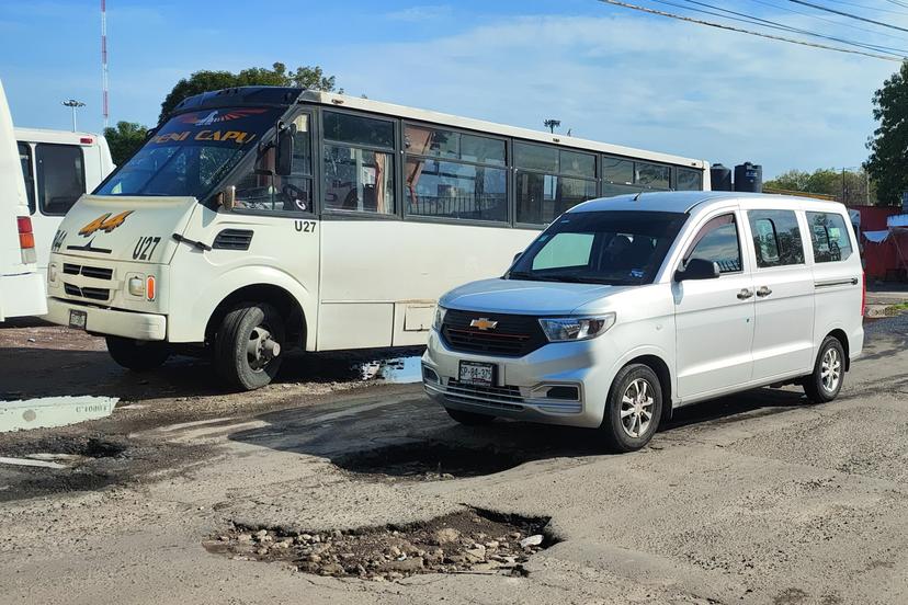 Reportan enormes baches en la Gran Avenida, al norte de Puebla capital