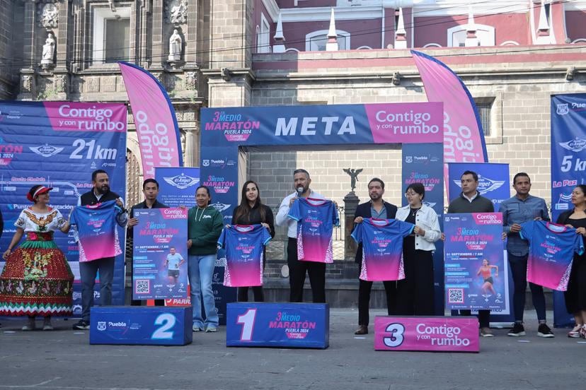 VIDEO Presentan playera del Medio Maratón Puebla 2024