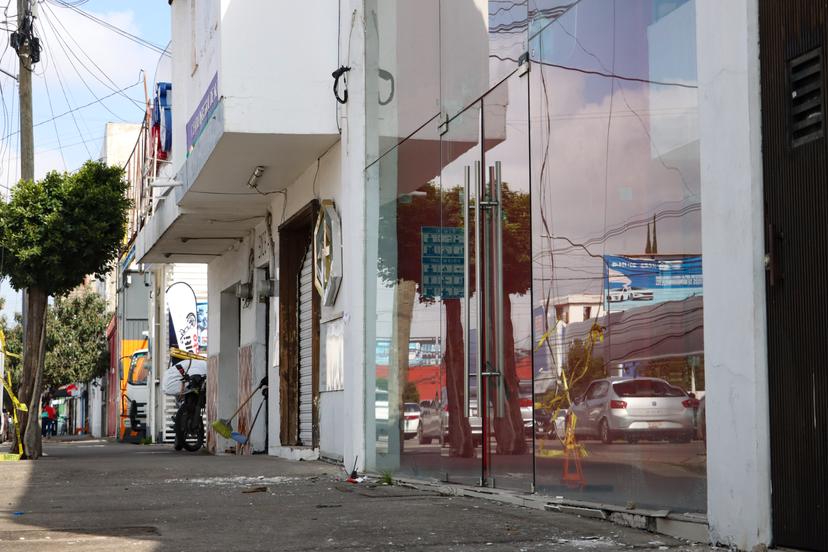 Con escombros y cinta de precaución, luce donde cayó espectacular