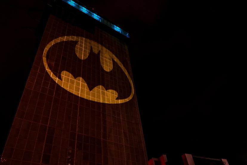 Poblanos celebran el Batman Day 2024 con proyección de la "Batiseñal"