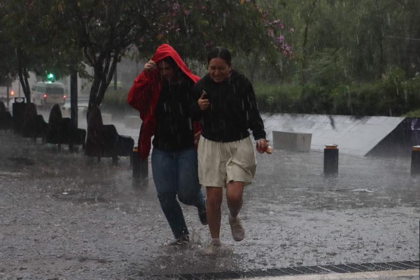 Fuerte lluvia provoca inundaciones y caos vial en Puebla 