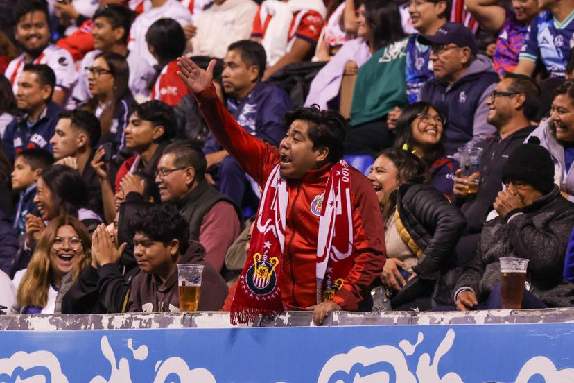 VIDEO Aficionados de Chivas agreden a uno del Puebla