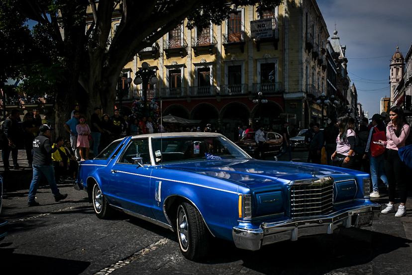 Realizan exhibición de autos clásicos en el zócalo de Puebla