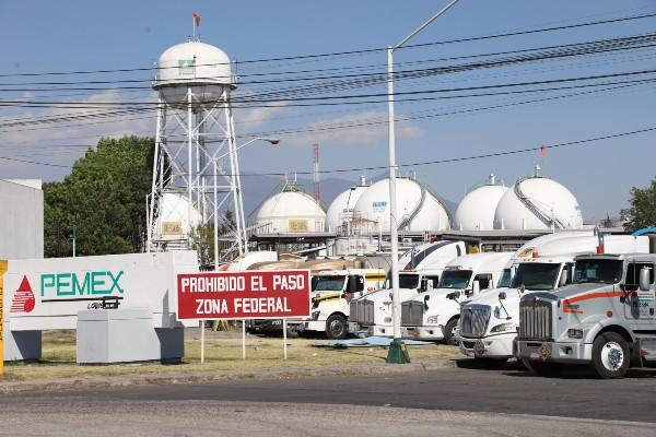 VIDEO Camioneros quedan varados en Puebla por culpa de Pemex