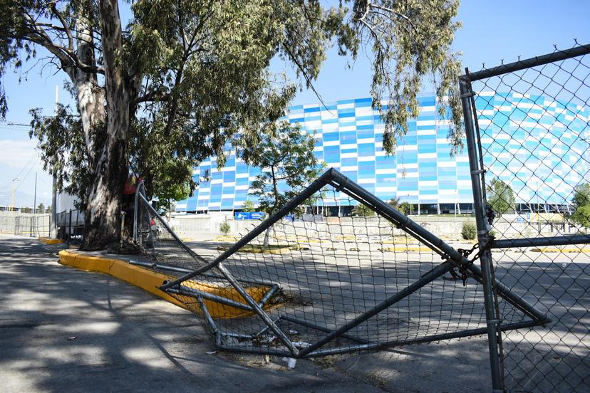 VIDEO Reja del estacionamiento del Cuauhtémoc se encuentra en mal estado