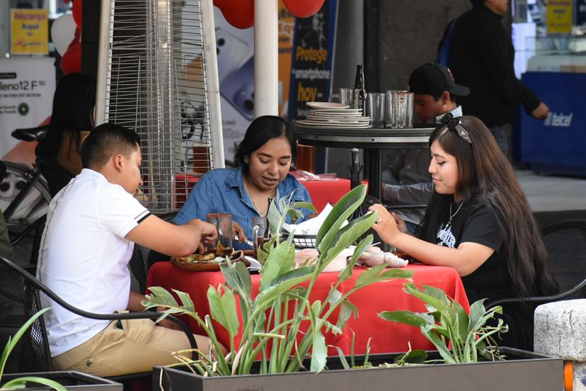 Se llenan restaurantes poblanos por el 14 de febrero