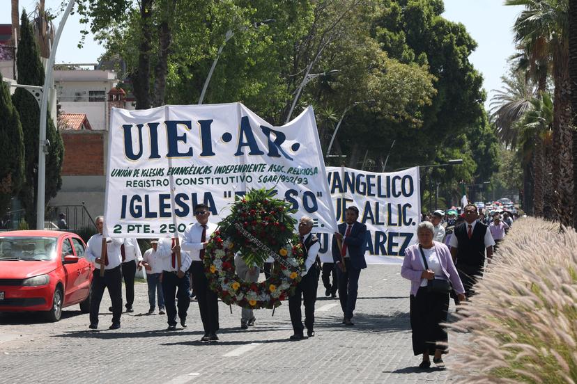 VIDEO Evangelistas desfilan por el natalicio de Benito Juárez