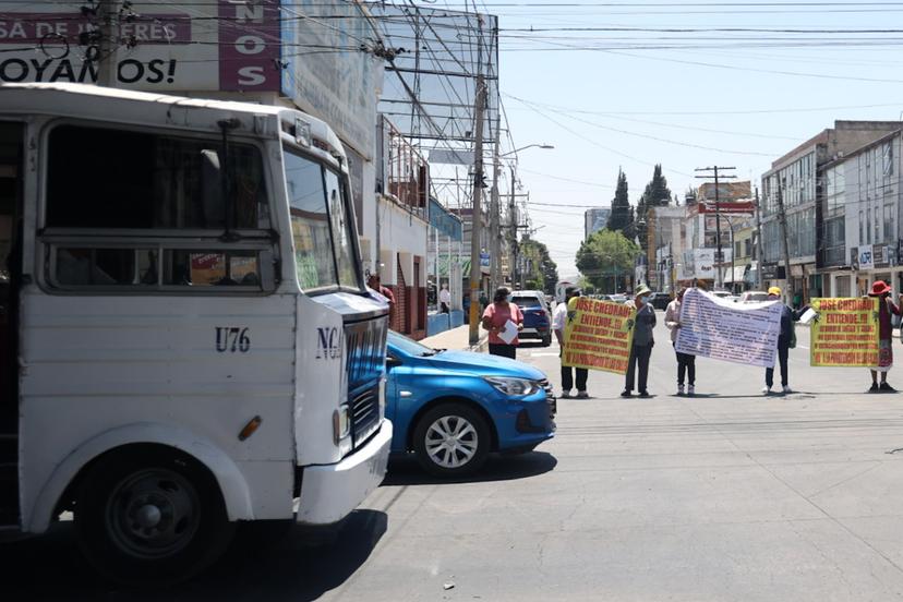 VIDEO Vecinos cierran la 25 Poniente en contra de los parquímetros
