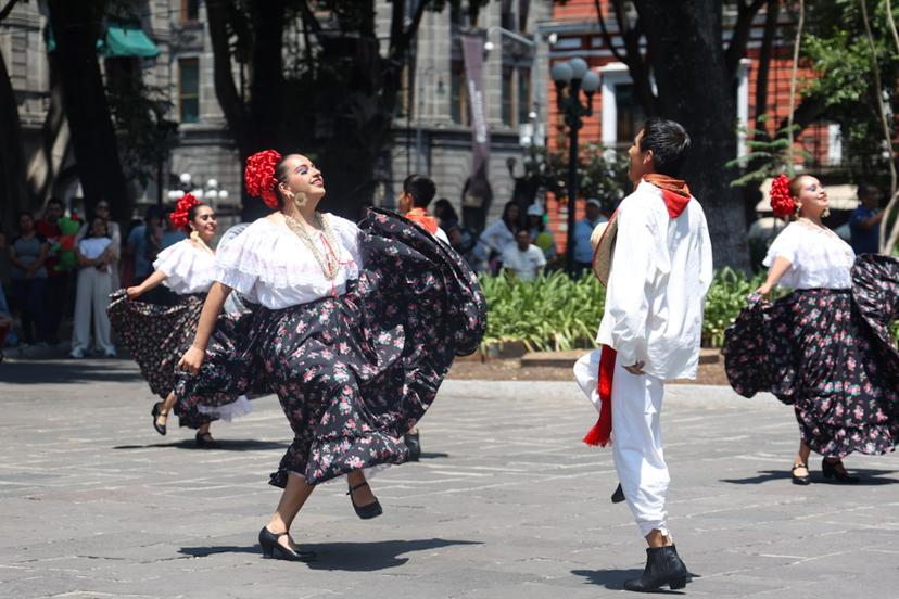 Poblanos disfrutan de Ballet Folklórico en el zócalo de la ciudad