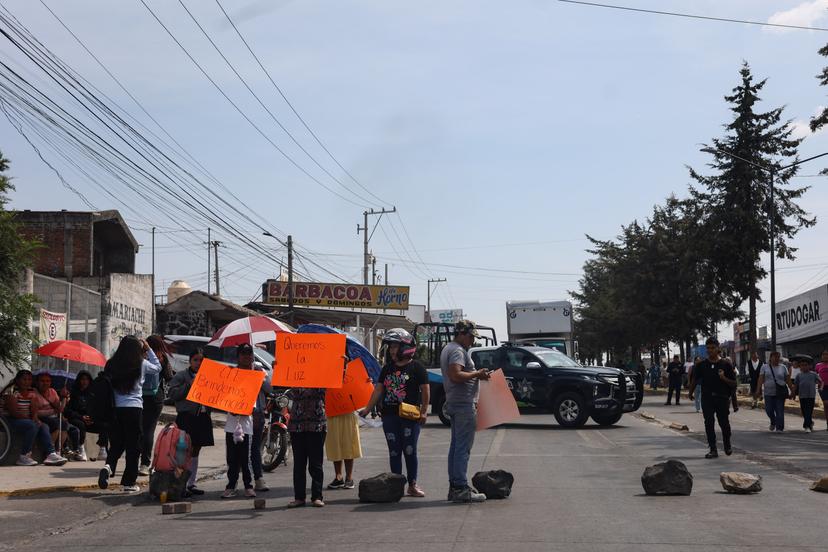 Habitantes de la colonia 20 de Noviembre cierran la 11 Sur