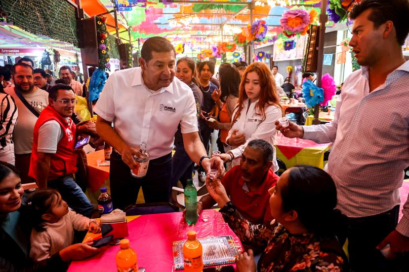 Armenta recorre negocios en el último día de la Feria de Puebla 2025