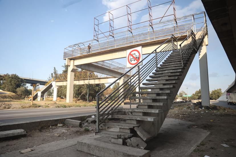 VIDEO Peligro, puente peatonal en mal estado a la altura de los estadios