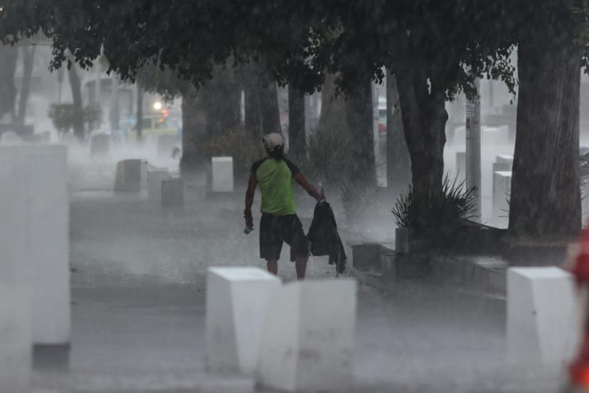 VIDEO Llueve con fuerza en la ciudad de Puebla y Zona Metropolitana