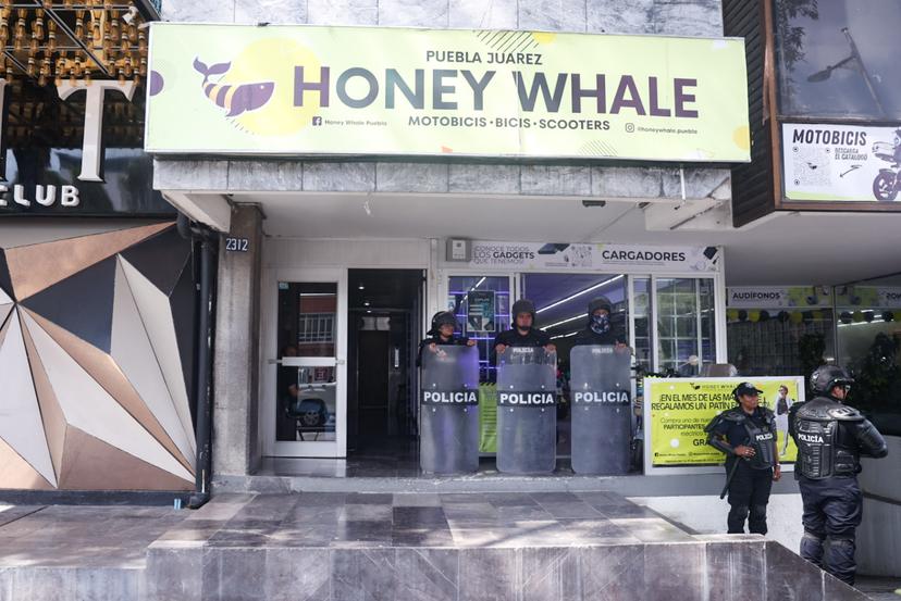 VIDEO Realiza Comercio Exterior Operativo en tienda de motos eléctricas