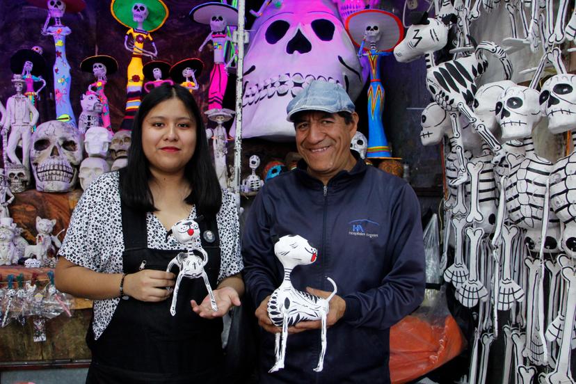 Jaime Morales realiza calaveras de papel maché en el Mercado de Jamaica