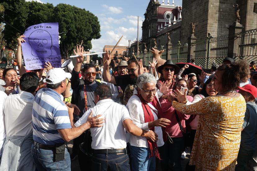 VIDEO Intercambio de mentadas en la visita de Fernández Noroña en Puebla