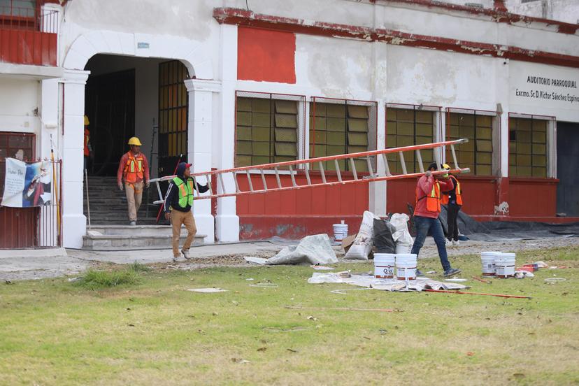 VIDEO Dan mantenimiento a fachada de la Parroquia del Santo Ángel Custodio