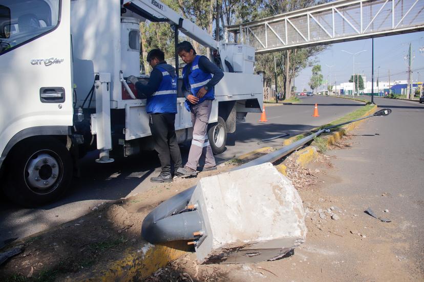 VIDEO Derriban poste de alumbrado público en bulevar Atempan