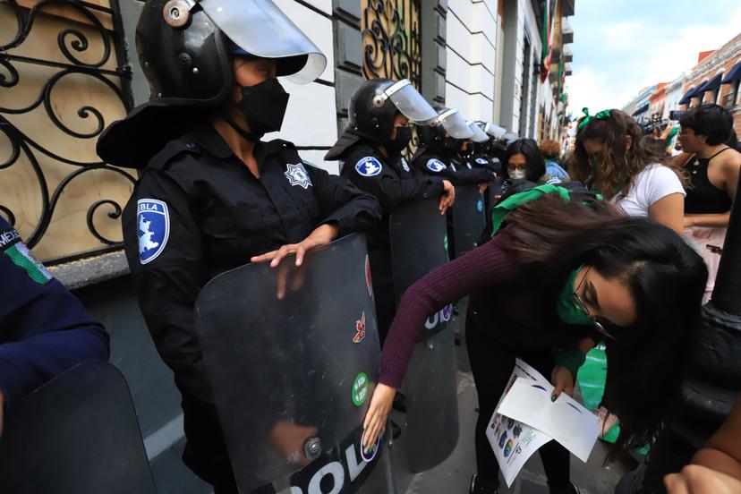 VIDEO Operativo de mujeres policías para la Marcha Proaborto en Puebla