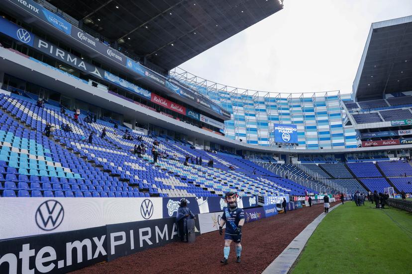 VIDEO Pareja disfruta una cemita en el estadio Cuauhtémoc y se vuelve viral