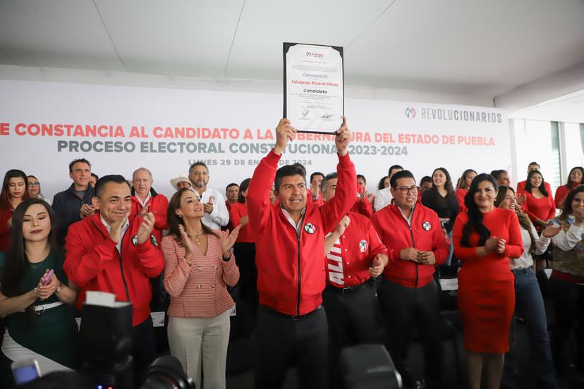 PRI entrega a Eduardo Rivera constancia como candidato a la gubernatura de Puebla