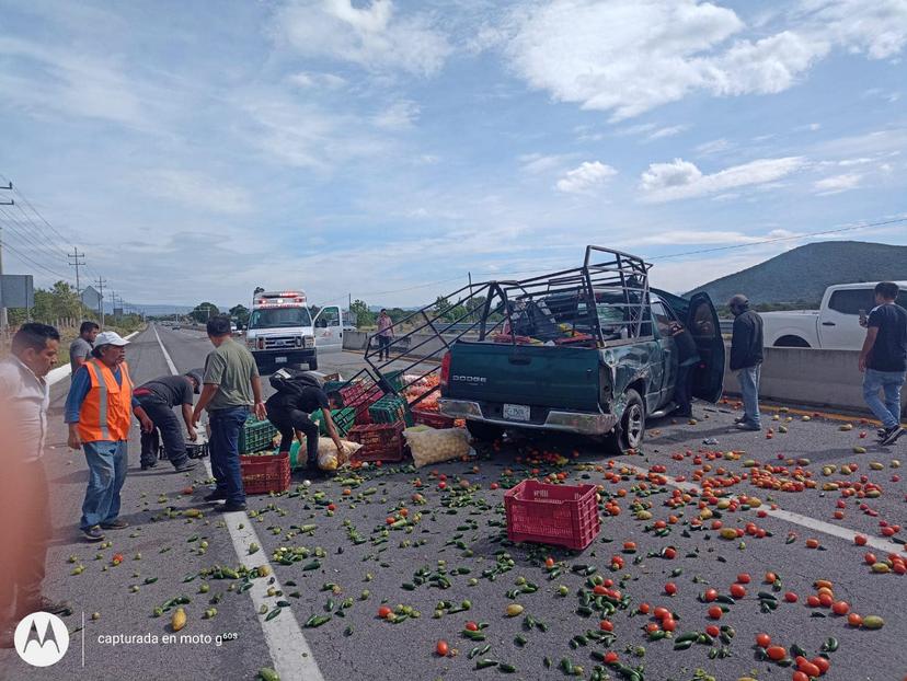 Se registra aparatoso accidente en la Izúcar-Atlixco  