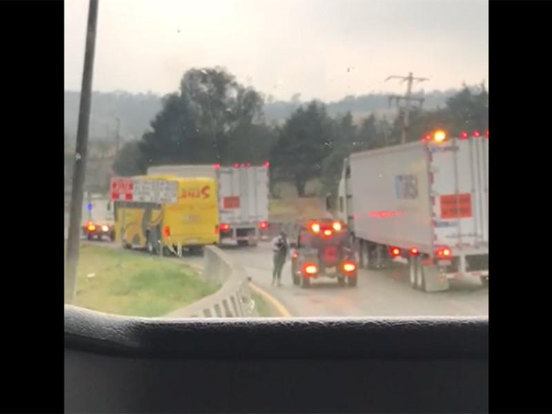 VIDEO Automovilistas son asaltados en las Cumbres de Maltrata