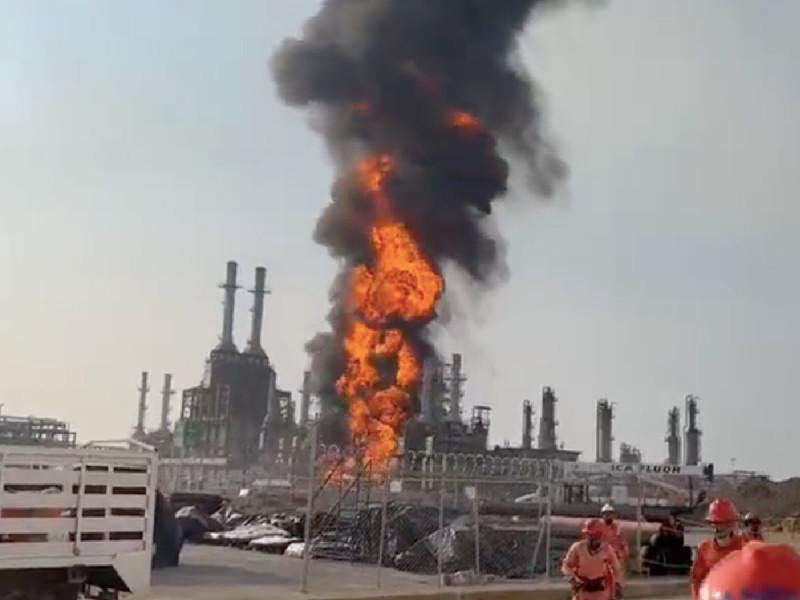 Se incendia refinería de Pemex en Oaxaca