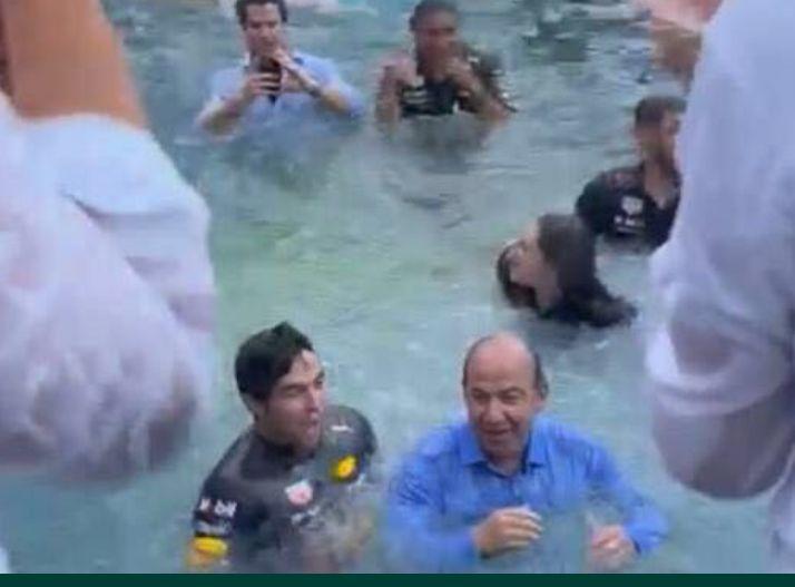 VIDEO Con chapuzón festeja Felipe Calderón triunfo de Checo Pérez