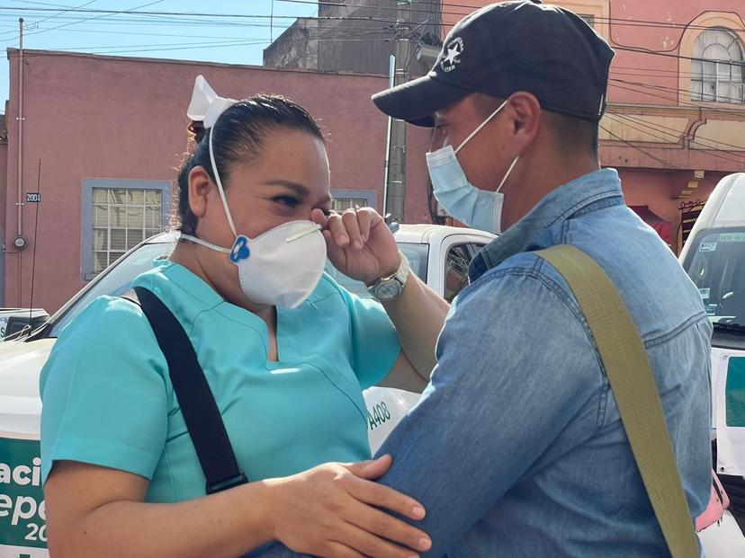 Llorando dice adiós brigada poblana que combatirá el Covid en Cdmx