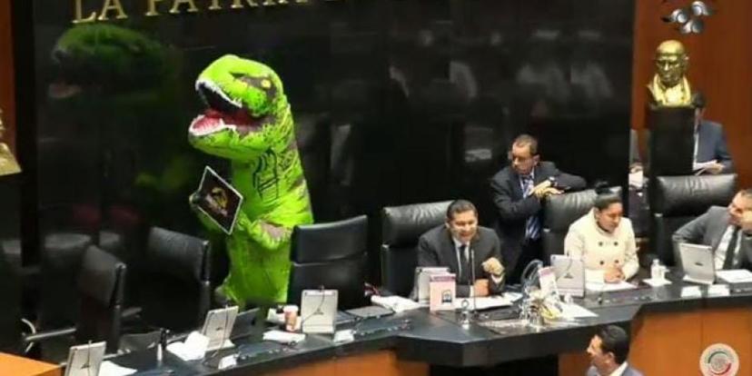 VIDEO Disfrazada de dinosaurio, Xóchitl Gálvez toma tribuna del Senado