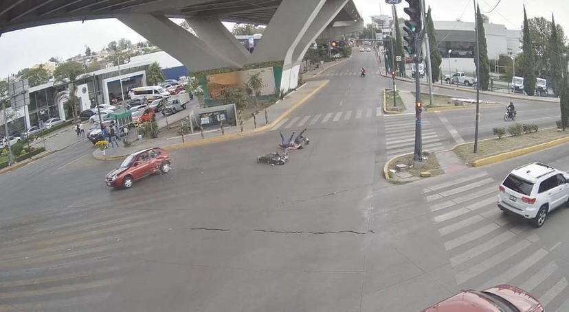 VIDEO Imprudencia de motociclista provoca accidente, pierde dos dedos