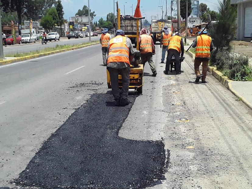 Realizan bacheo en la federal México-Puebla