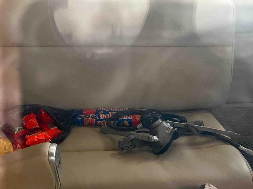 FOTOS Gansitos, pastelitos… esto había en el avión que llevó a El Mayo Zambada a USA