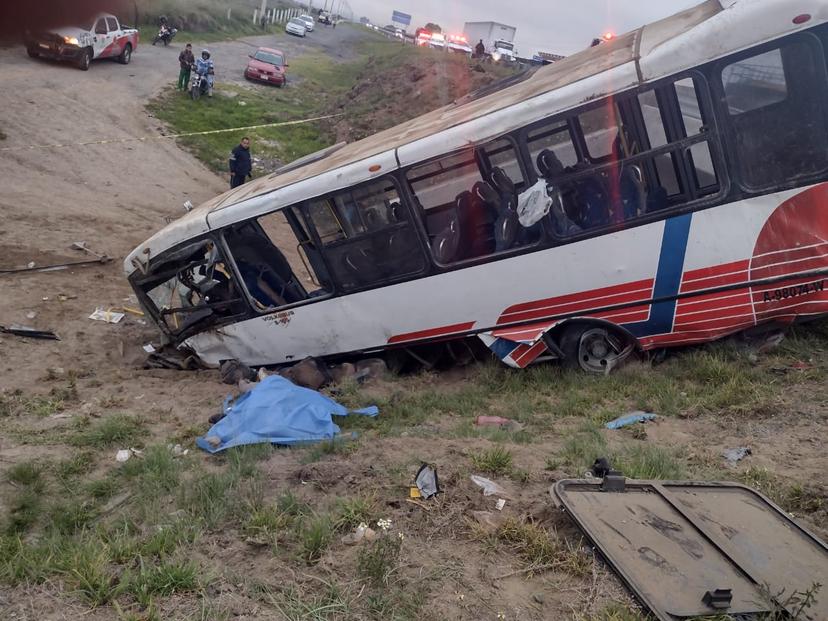 Tráiler embiste a camión de estudiantes en la México-Veracruz