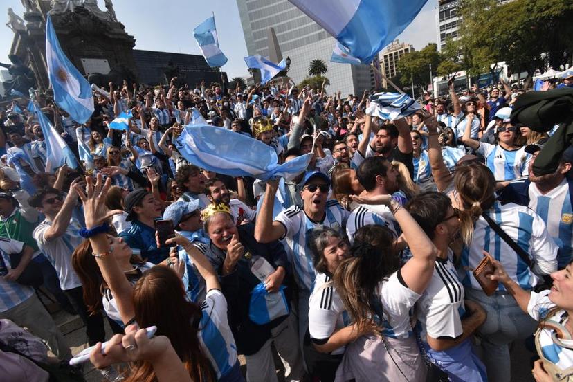 Argentinos festejan título mundial en el Ángel de la Independencia