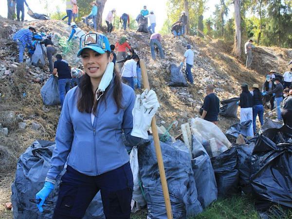 Retira Medio Ambiente dos toneladas de residuos del Puente Negro en Puebla