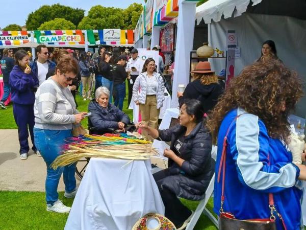Puebla destaca en tianguis binacional en Tijuana con artesanías de palma