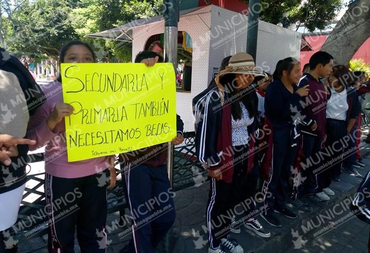 Marchan estudiantes de Tehuacán, exigen becas Federales