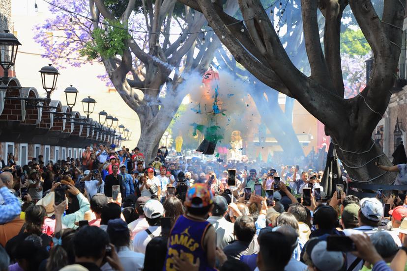 VIDEO Al grito que ardan, realizan la Quema de Judas en el Barrio del Artista
